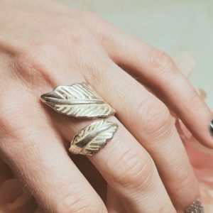 bague en forme de feuille qui s'entoure au doigt