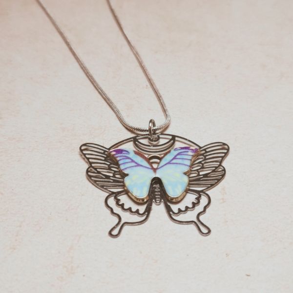 collier argent s925 portant au papillon en acier bleu