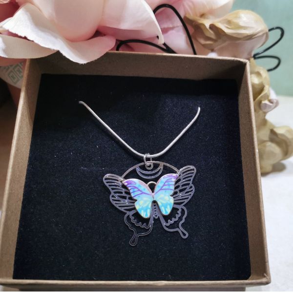 collier argent s925 portant au papillon en acier bleu