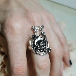 bague représentant une rose couleur argenté et noire