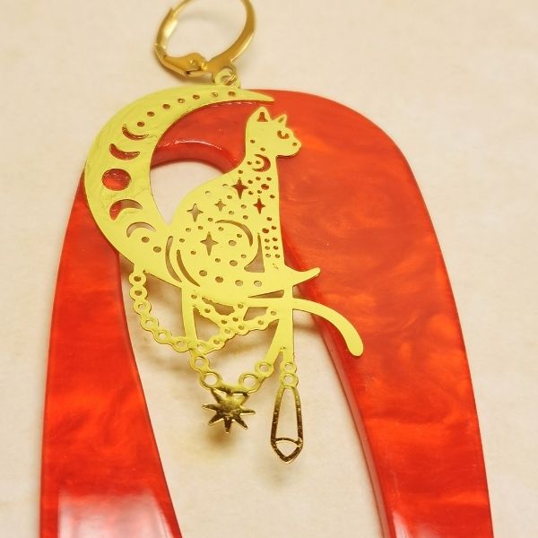 boucle oreille chat acier monter sur resine rouge et dormeuse