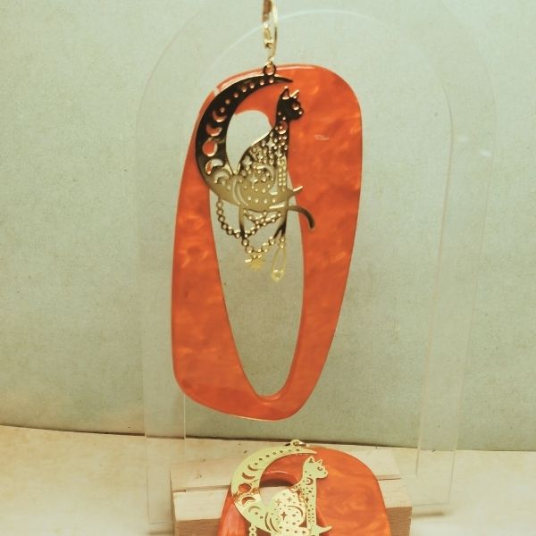 boucle oreille chat acier monter sur resine rouge et dormeuse