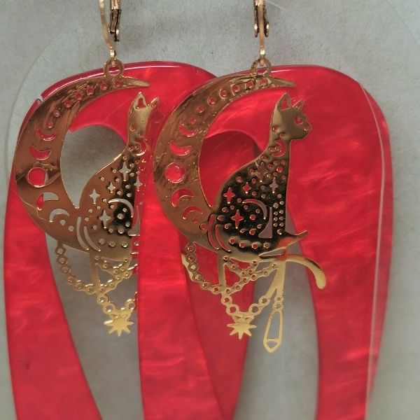 boucle oreille chat acier monter sur resine rouge et dormeuse