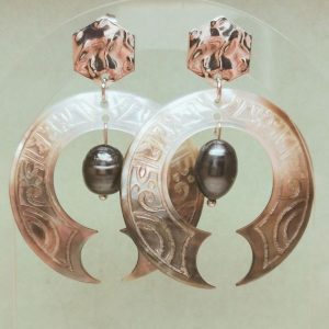 boucle d'oreille nacre véritable ciselé et parle de tahiti
