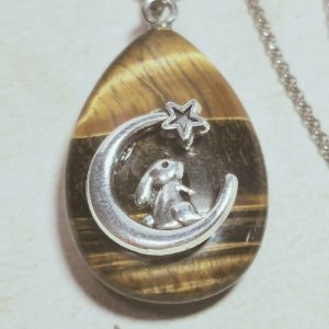 collier argent massif larme d'oeil de tigre zoom sur le pendentif