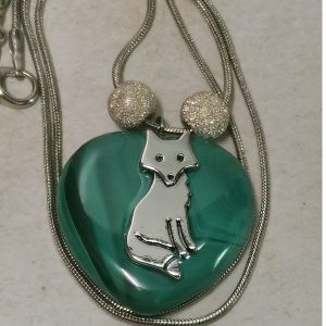collier renard et malachite en forme de coeur