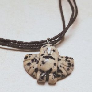 collier triple cordon noir avec un pendentif jaspe dalmatien sculpter en hibou