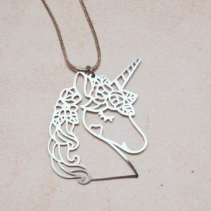 zoom collier tête de licorne fleurie