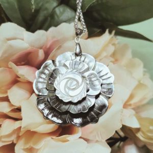collier fleur nacre veritable avec chaine acier inoxydable