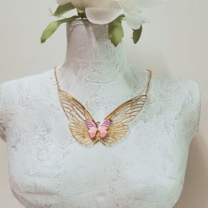 collier acier dorée papillon acier et rose