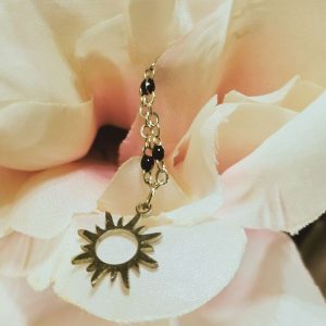 collier acier inoxydable chaine dorée a boule noire et petit soleil en acier dorée